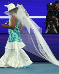 足球直播-大坂直美水母造型惊艳澳网首轮，宽檐白帽曳地白纱，点燃观众热情|卫冕冠军|扬尼克-辛纳|罗德·拉沃尔|雨果·卡尔德拉诺|网球比赛_新浪体育_新浪新闻