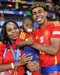 【17岁让全家退休】亚马尔谈及为母亲买房：‘你想要哪一套？