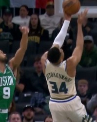 免费直播-冲击力依然很强！字母哥反击一条龙上篮 缺阵15场后拿到复出首分