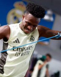 阿斯：维尼修斯国际比赛日留在队里训练，俱乐部对他充满期待